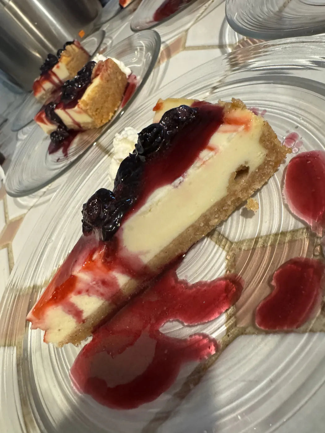 Cheesecake with berry sauce
